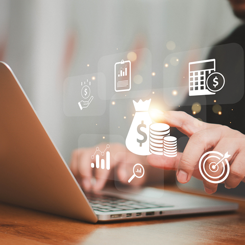 Persona usando un portátil con iconos digitales superpuestos que representan conceptos financieros.