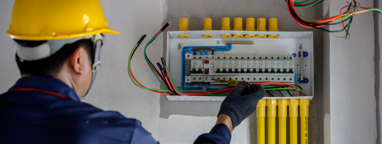 Electricista revisando Instalaciones eléctricas en viviendas