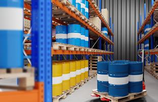 La imagen muestra un almacén de envasados de productos químicos.