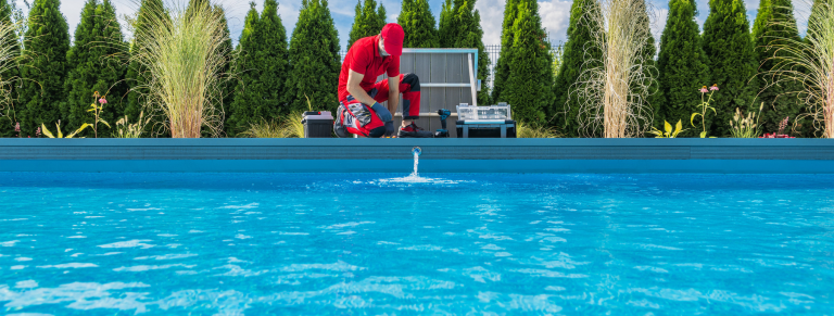 Técnico cualificado realizando el mantenimiento de una piscina